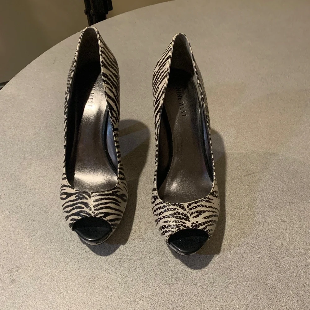NWOB Nine West Black/White Zebra Stripe Platform Pumps sz 8.5 M